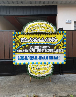 Papan Bunga Duka di Mahakeret Timur